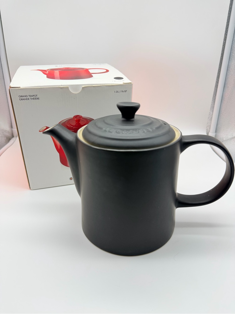 Le Creuset Stoneware Grand Teapot 1.3L - Matte Black with Beige Interior
